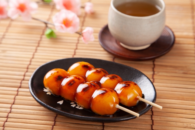 Surprise yourself with the charm of dango(dumplings), a heart-warming Japanese sweet.