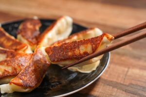 What is gyoza, a delicious food that travels in one bite, set in the harmony of Asia?