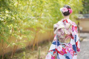 What is the kimono, a fascinating garment woven with tradition and beauty?