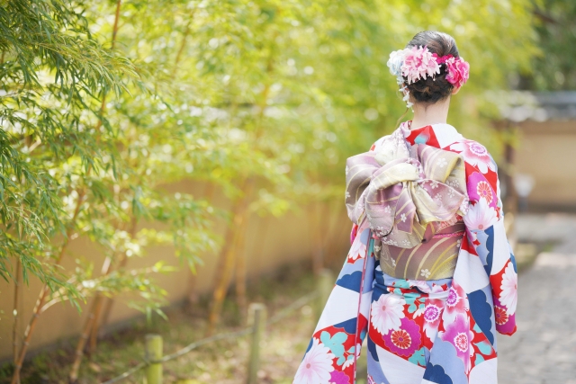 What is the kimono, a fascinating garment woven with tradition and beauty?